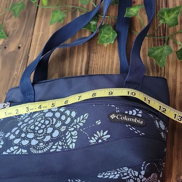 Columbia. Insulated Hand Bag. EUC - Picture 6 of 8